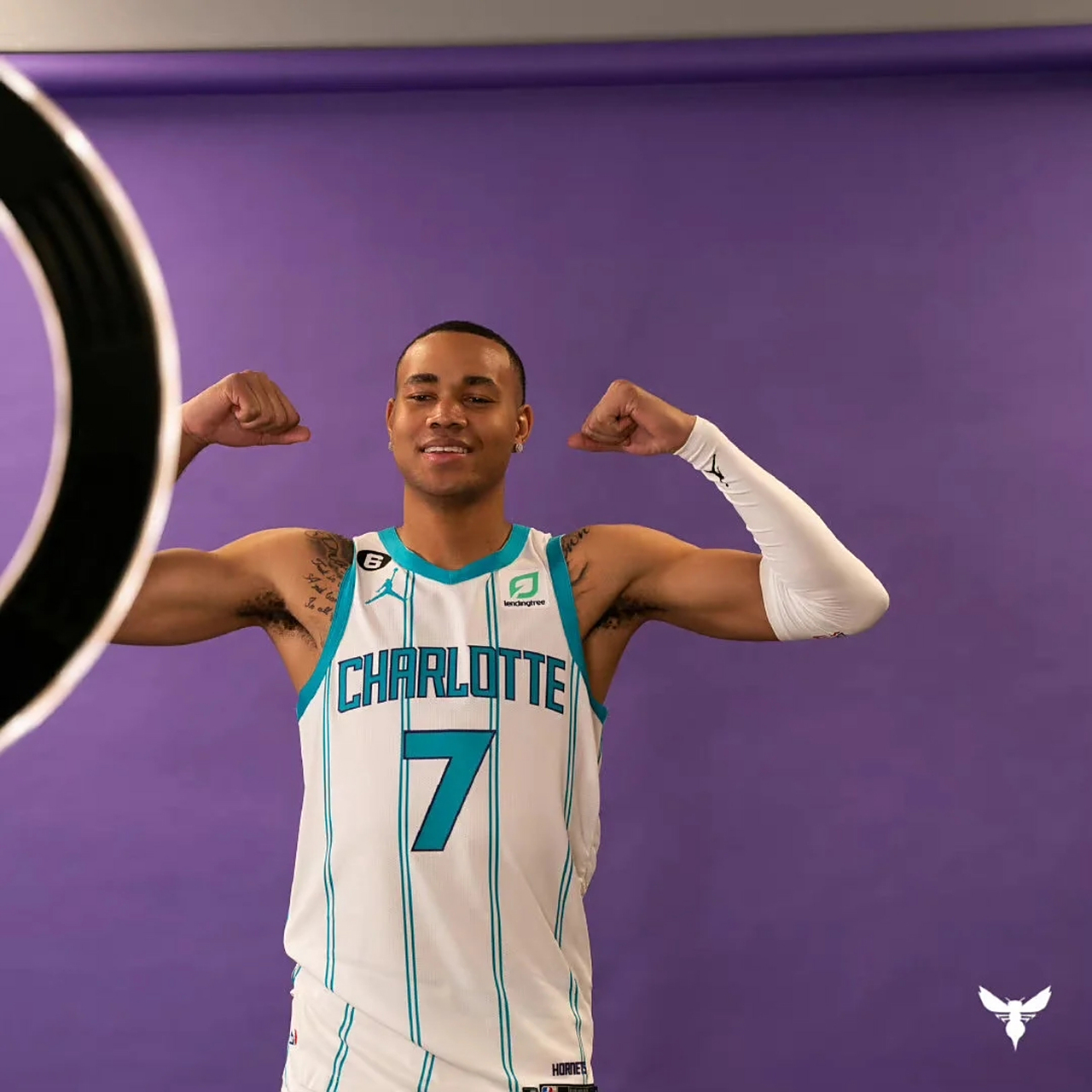 开云体育下载官网-夏洛特黄蜂迎中超关键赛，集结日绝杀压哨，话题不断，身体对抗强度拉满的简单介绍